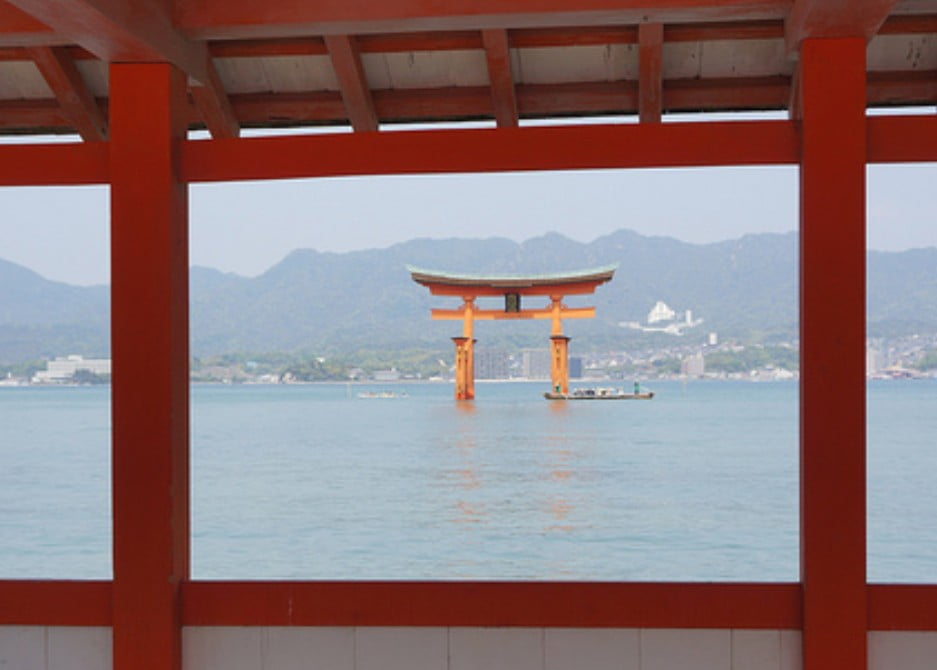 「浮かんだ」厳島神社の境内から海を見る